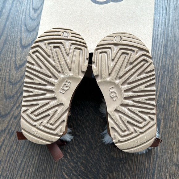 UGG Toddler Mini Bailey Bow II Size 7 - Picture 4 of 10
